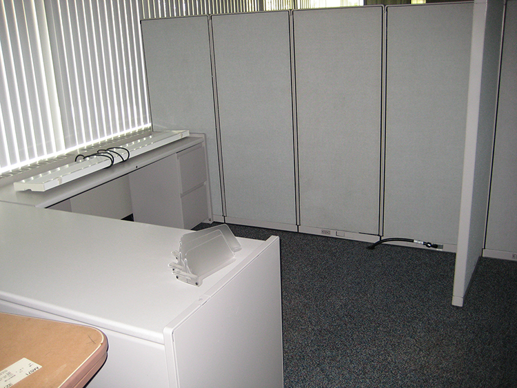 L-SHAPE WORK AREA W/CUBICLE WALLS