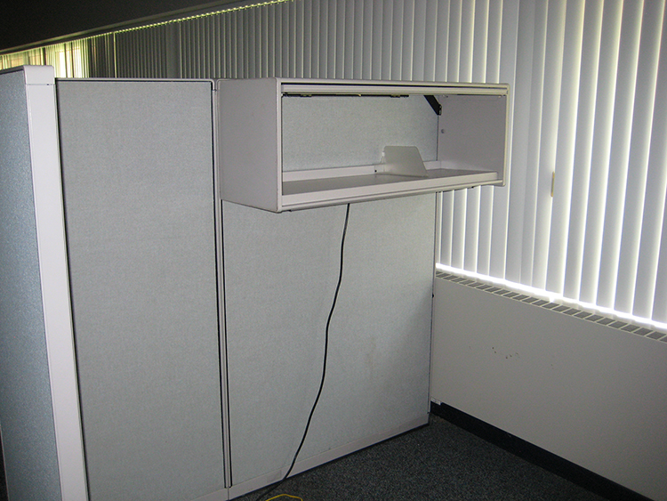 CUBICLE W/OVERHEAD BIN