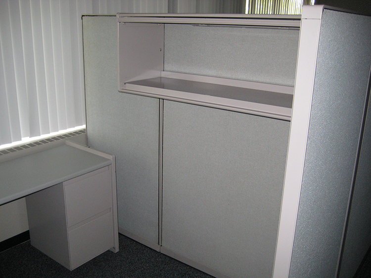 CUBICLE WALL W/OVERHEAD BIN