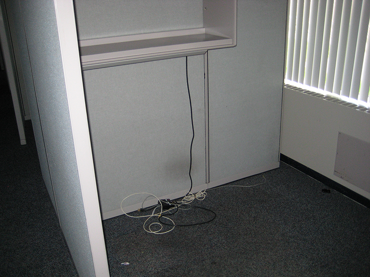 CUBICLE WALL W/OVERHEAD BIN