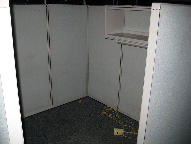 CUBICLE WALL W/OVERHEAD BIN