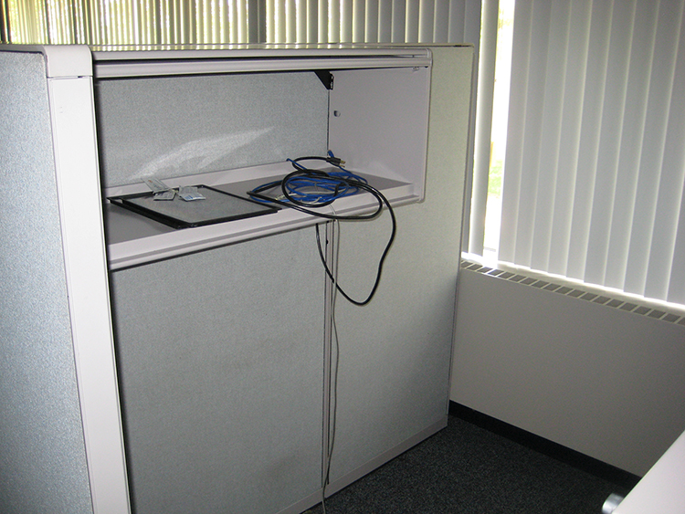 CUBICLE WALL W/OVERHEAD BIN