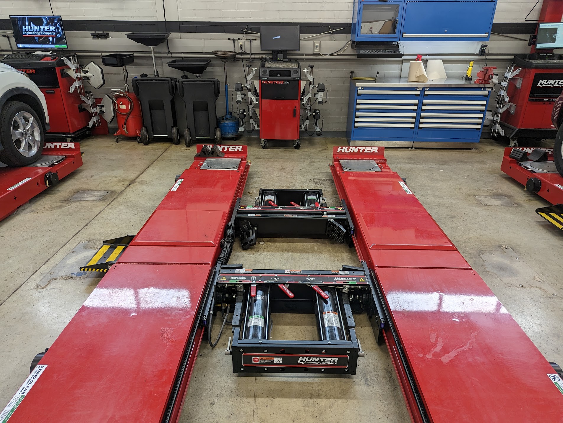 Automotive facility equipment, car lift
